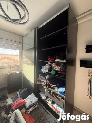 Fekete lakkos bútorok