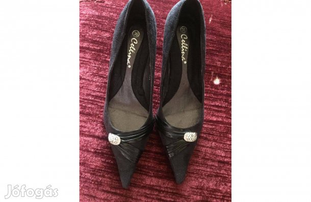 Fekete magassarkú cipő