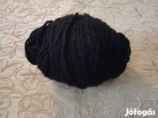 Fekete maradék gombolyított fonal 76 g