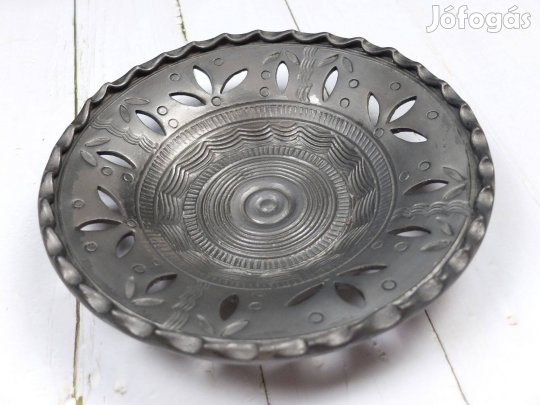 Fekete metszett fali dísztányér