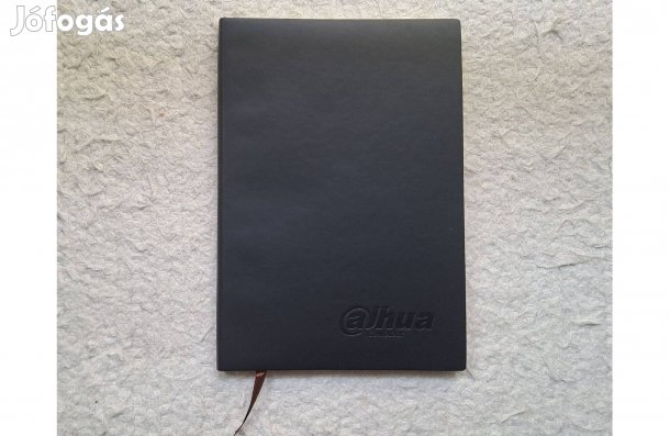 Fekete műanyag borítású, vonalas napló kerekített sarkokkal * 700 Ft