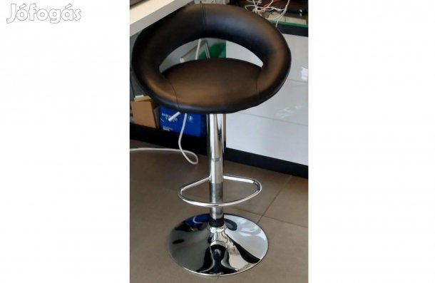 Fekete műbőr forgó bárszék króm lábakkal