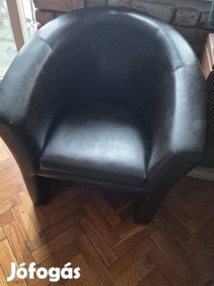 Fekete műbőr fotel