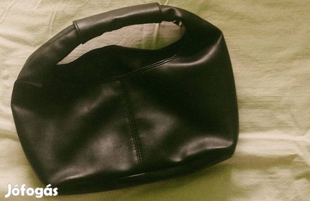 Fekete műbőr kistáska