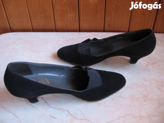 Fekete női bársonycipő gumi betéttel