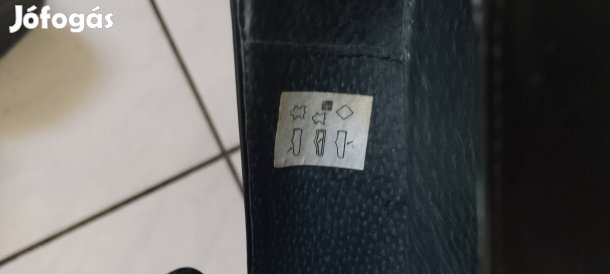 Fekete női bőr cipő.