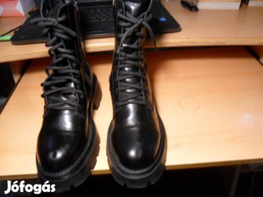 Fekete női bőrcsizma eladó