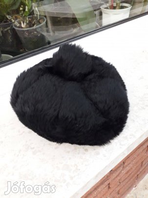Fekete női irha sapka pomponnal