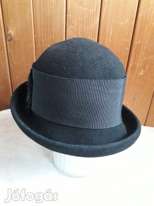 Fekete női kalap, széles ripsz szalaggal, kellék