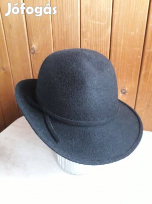 Fekete női kalap oldalt kereszt díszítéssel, kellék