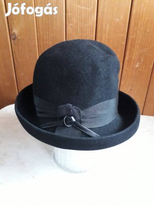 Fekete női kalap ripsz szalaggal, bőr díszítéssel, kellék