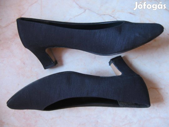 Fekete női szaténcipő