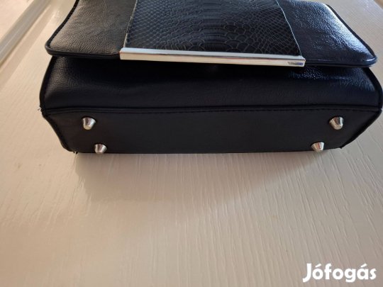 Fekete női táska pikkelyes mintás/ezüst csatt