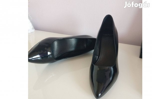 Fekete női tűsarkú cipő