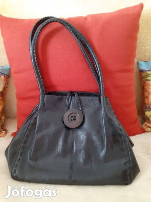 Fekete női válltáska