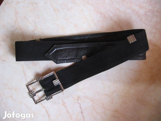 Fekete öv fém díszítéssel