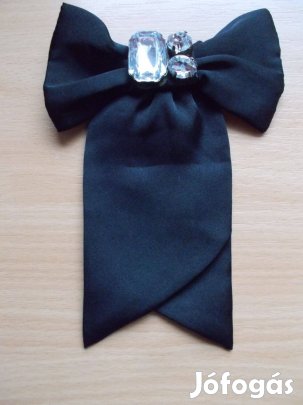 Fekete selyem masni 3 csillogó átlátszó kővel, kitűző, dísz