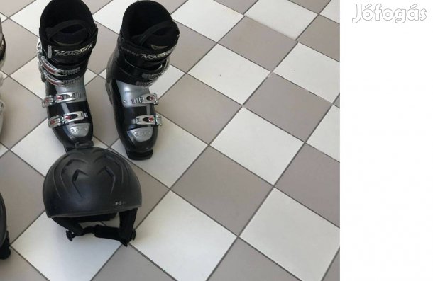 Fekete sícipő sisakkal, 1 pár