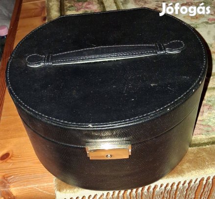 Fekete sminkes táska