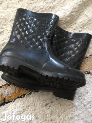 Fekete színű 39-es gumicsizma
