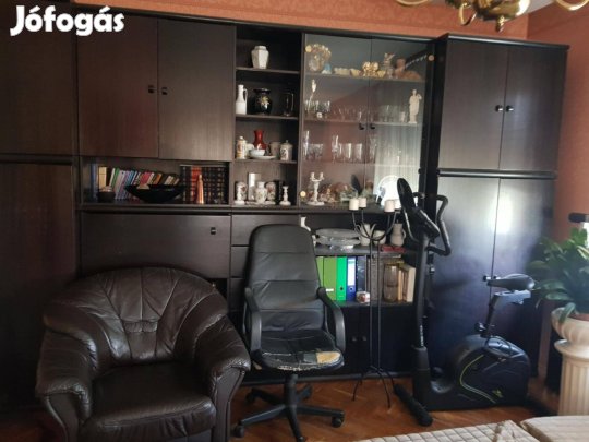 Fekete színű bútor eladó!