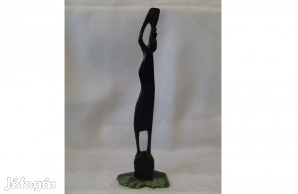 Fekete színű fából készült afrikai szobor dísztárgy