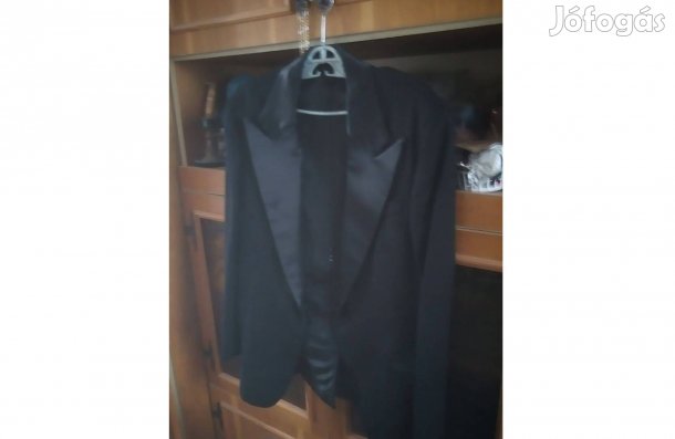 Fekete szinű férfi szmoking L-es méret