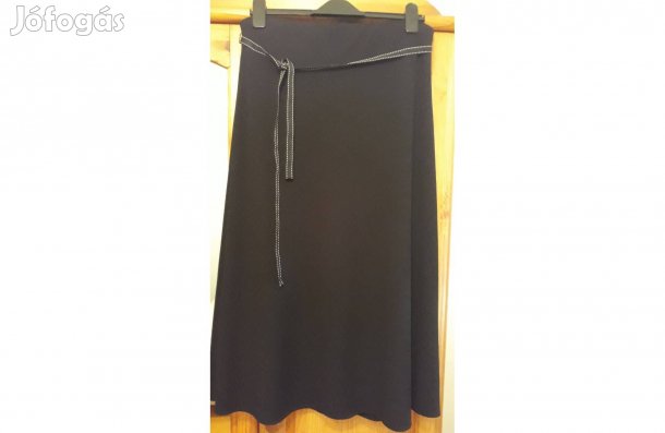 Fekete szoknya övvel