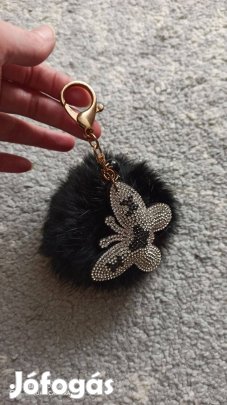 Fekete szőrös pom-pomos köves táskadísz