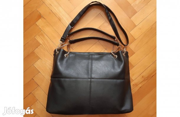 Fekete táska, aranyláncos füllel