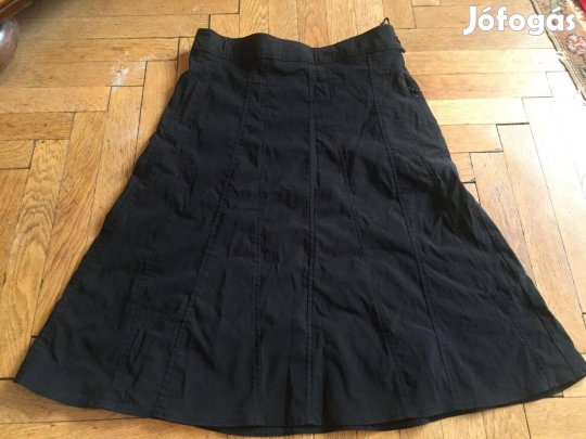 Fekete térdig érő szoknya