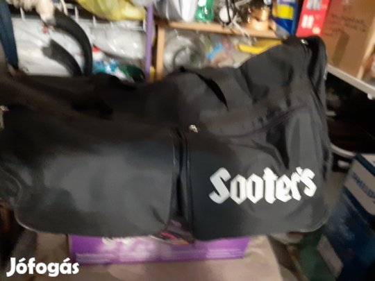 Fekete utazó táska