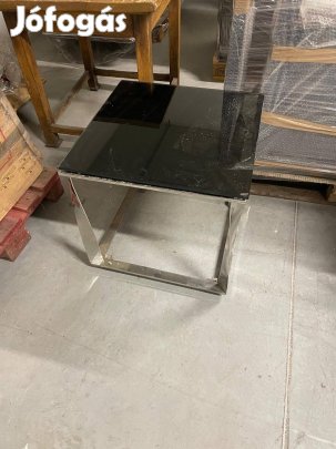 Fekete üveglapos dohányzóasztal