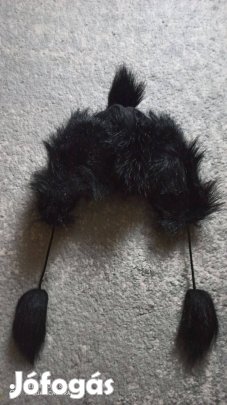 Fekete velúr hatású, műszőrmével díszített meleg füles sapka, usánka