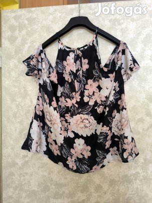 Fekete virágmintás nyitott vállú felső 48-as