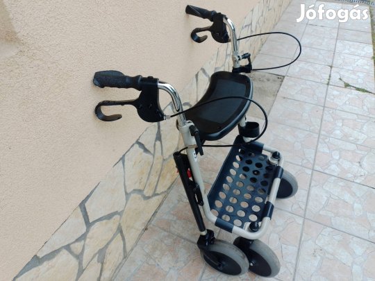 Fékkel felszerelt Rollator járássegitö orvosi segédeszköz.
