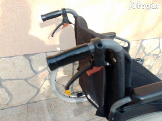Fékkel felszerelt kerekesszék tolókocsi orvosi segédeszköz. 
