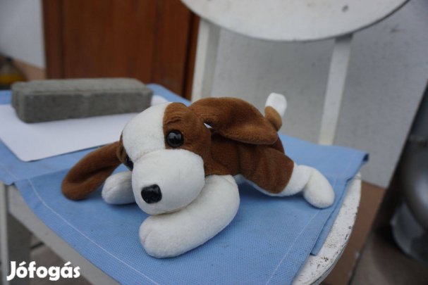 Fekvő fehér és barna tarka plüss kutyus eladó