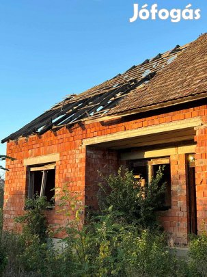 Fél kész ház eladó!