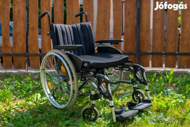 Félaktív kerekesszék