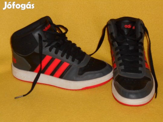 Féláron: Adidas 38 - as, fekete cipő. Alig felvett, magas szárú