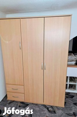 Féláron eladó egy 3 ajtós 2 fiókos ruhaszekrény 