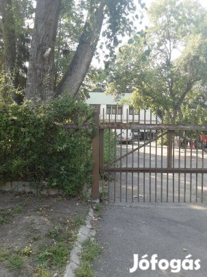 Féláron szálloda bekerített parkerdőben
