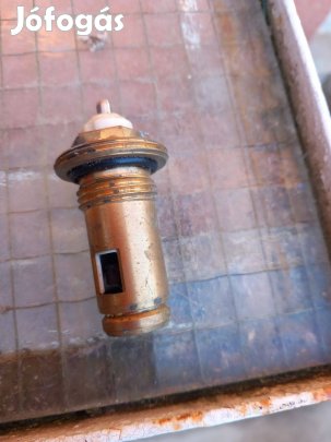 Félcolos termosztátbetét lapradiátorokhoz