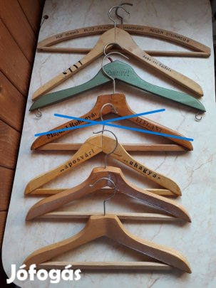 Feliratos régi vállfák - fafogasok