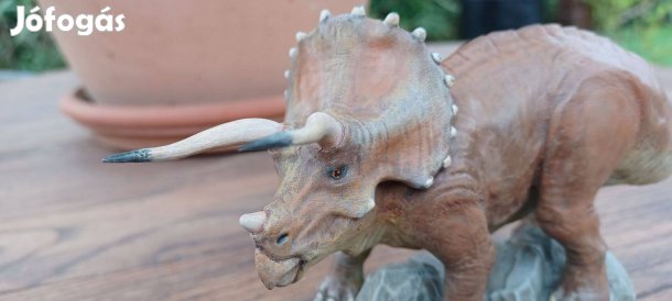 Feljavított Kinder Maxi Triceratops eladó!