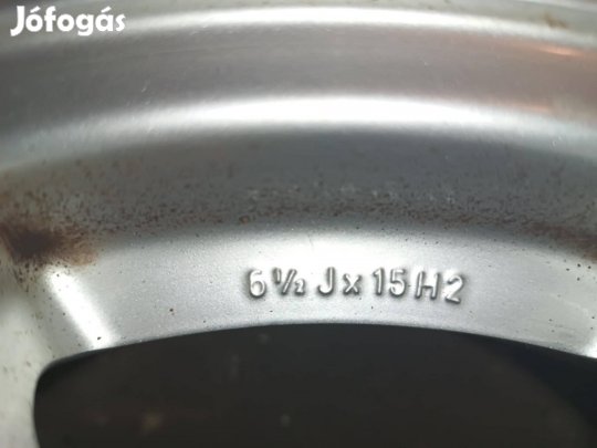 Felni gumival szerelve eledó.