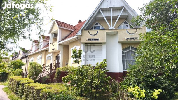 Felső - Józsa központi részén, 122 m2 - es lakás + 50 m2 szuterénnel e