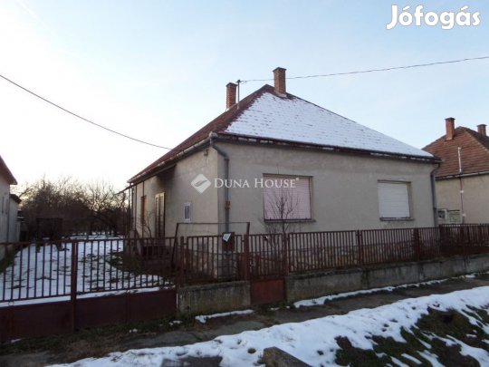 Felsőszentmártonban felújítandó 4 szobás kádárkocka családi ház eladó