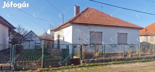 Felsőzsolca Rózsa utcában 3 szobás felújitandó családi ház garázzsal